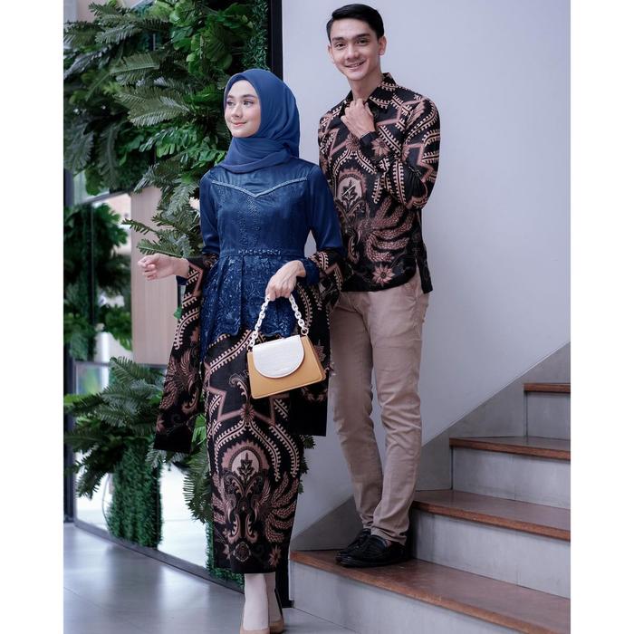 Gambar Batik Kebaya Baju Couple Modern Pasangan Liora Tulle mutiara mix tutu - Navy, kemejaM+kebaya dari aisahnuha undefined Tokopedia