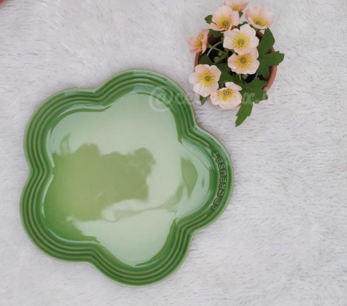 Gambar Le creuset original FLOWER PLATE 23cm (banyak warna) - Palm dari Celiebox undefined Tokopedia