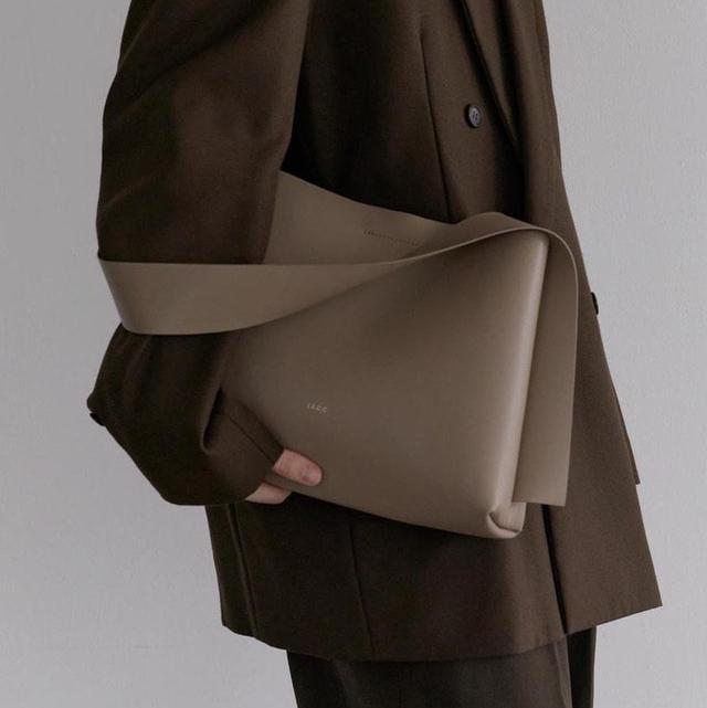 Gambar Lecc Project arc low bucket bag - Taupe dari Bonbarrell Eonni undefined Tokopedia