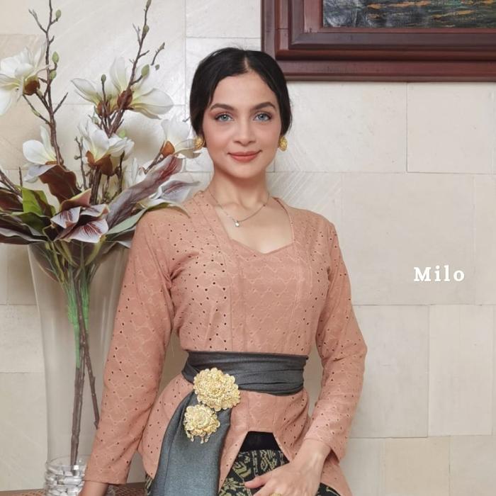 Gambar set lengkap pakaian adat bali kebaya wanita - Milo, Set kebaya dari Baju Bali Jegeg undefined Tokopedia