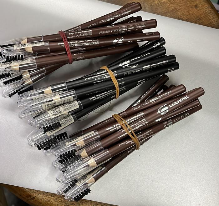 Gambar pensil alis louvre pendek hitam coklat dn panjang hitam. dari Glamstore1825 undefined 5 Tokopedia