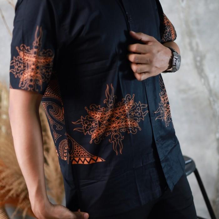 Gambar Kemeja Batik Pria lengan pendek | Batik Pria Modern Fit | Batik Pria - Batik Hitam, XL dari LYFT FASHION STORE undefined Tokopedia
