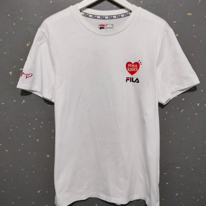Gambar Tshirt Kaos Fila Hug & Kiss dari Insomnio undefined Tokopedia