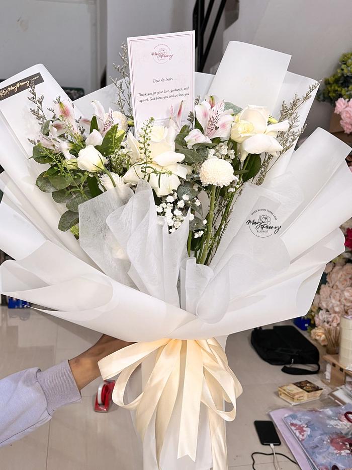 Gambar Lovely Bloom M - Buket Bunga Pastel Pink Wisuda Birthday - White Greenery dari May Peony Flowers undefined Tokopedia