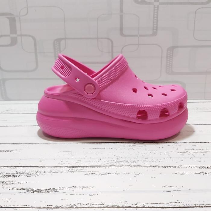 Gambar Sandal Baim Wanita Merek Crocs Classic Crush Clog Kualitas Original - Pink Berry, 36 dari ST Shoes undefined Tokopedia