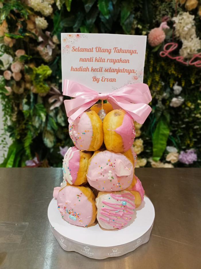 Gambar donat tower donat susun donat birthday donat ultah kado ultah donat - Isi 12 dari Gaby Bella Florist undefined Tokopedia