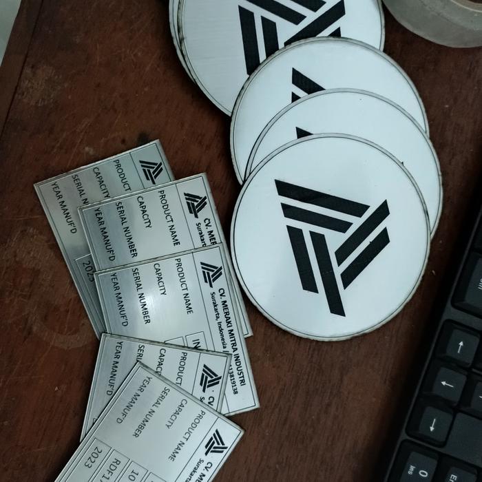 Gambar Gravoply name plate | Name plate panel | grafir gravoply tebal 1,5 mm - Silver dari sadeanunik undefined Tokopedia