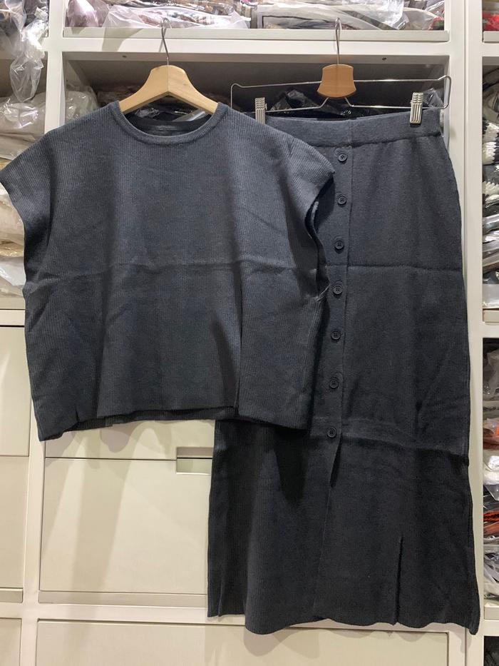 Gambar Knit Set - Blouse & Button Skirt - Dark Grey dari Prettyinpastel28 undefined Tokopedia