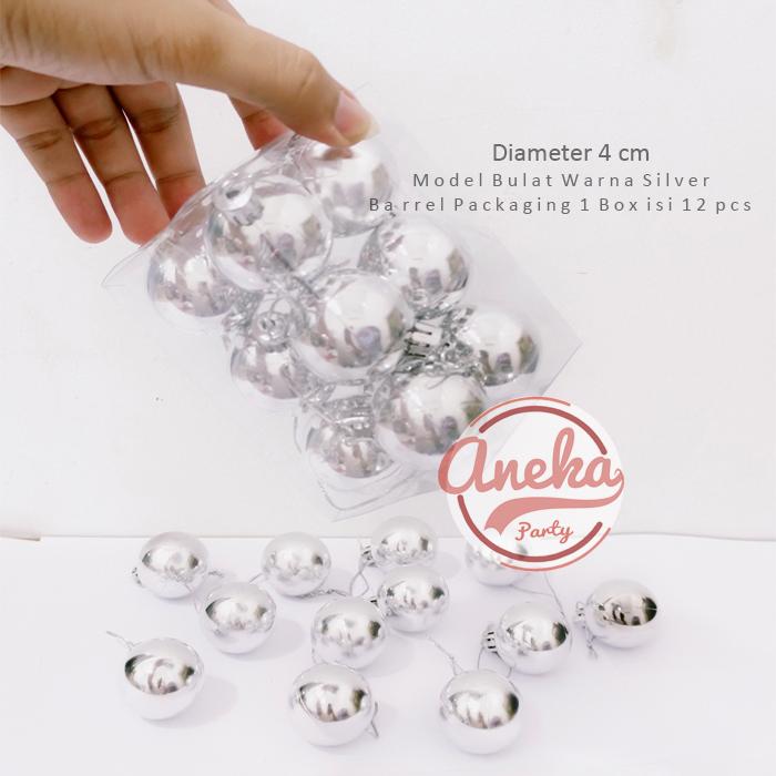 Gambar bola natal 4 cm isi 12 / hiasan gantung bola natal / bola pohon patal - silver dari PARTY HOPE 2 undefined Tokopedia