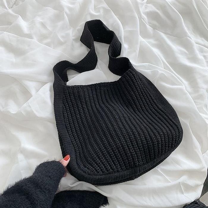 Gambar Sling Bag Wanita / Tas Rajut Oval Kancing Magnet Beragam Varian Warna Slingbag - Black dari MAKIN FYP undefined Tokopedia