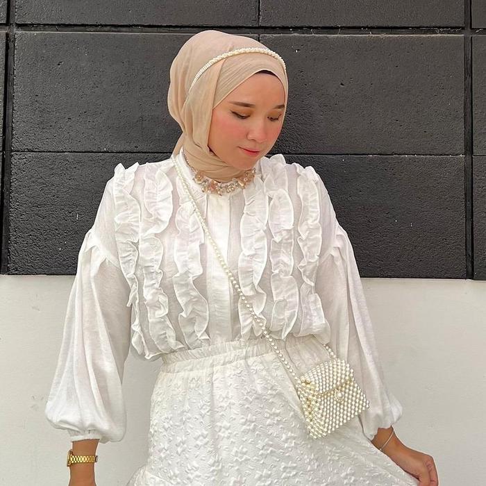 Gambar Ladyfemmes Keiza Blouse Fashion Atasan Wanita Muslim - Broken White, all size dari Ladyfemmes undefined Tokopedia