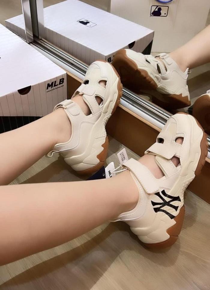 Gambar Sepatu MLB NY YANKEES Big Ball /Sepatu MLB YANKEES/women shoes - Beige, 36 dari Scarpa Shops undefined Tokopedia