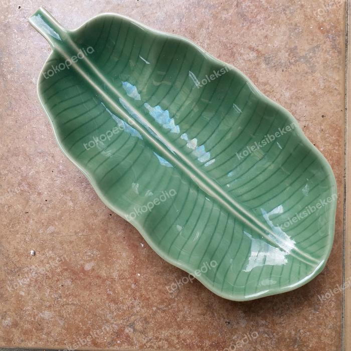 Ayam Goreng Kipas yang disajikan dalam piring keramik dengan garnish daun seledri