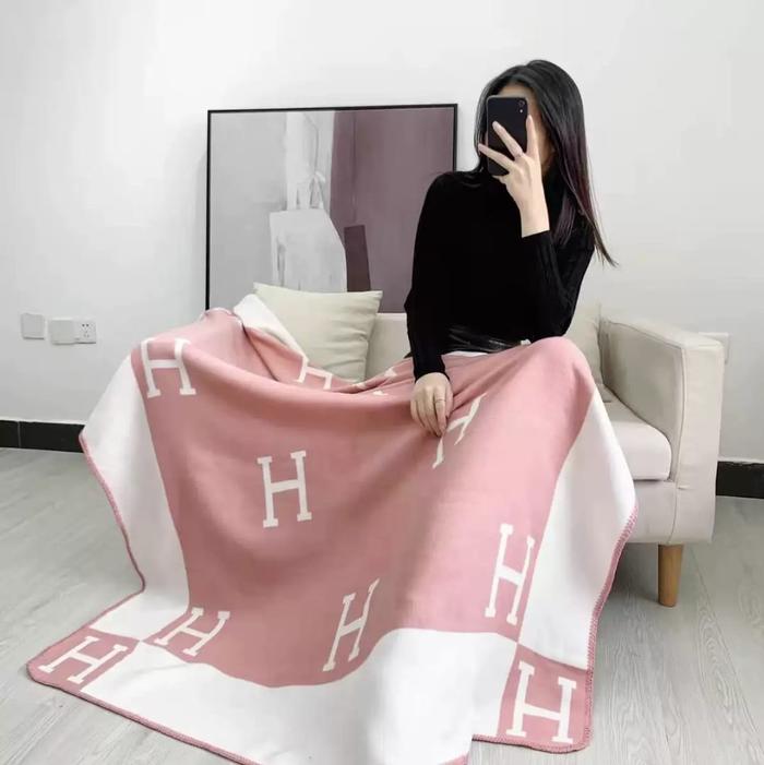 Gambar Selimut H Home Blanket Luxury Premium termal Travel Mewah Modern - Merah Muda dari Marketsupply_NEW undefined Tokopedia