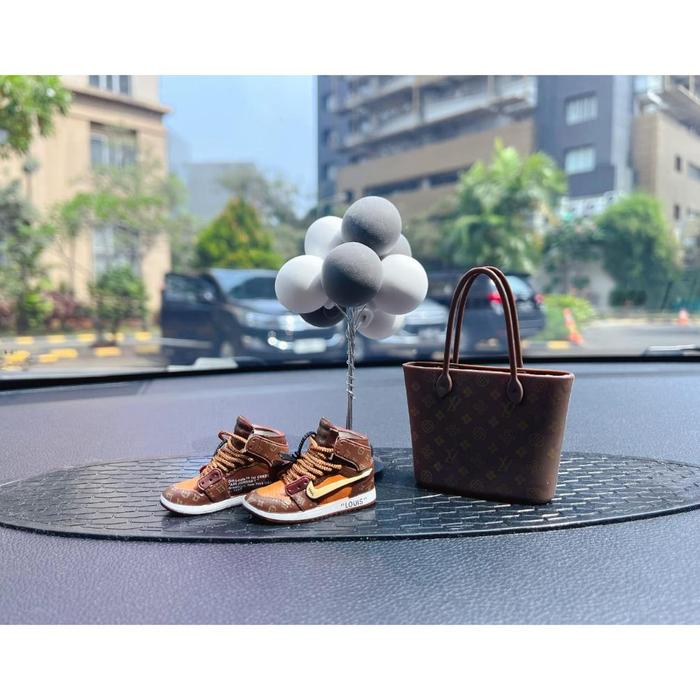 Gambar Dashboard Pajangan Aksesoris Mobil Kaws /Car /Shoes/ Bag/ Aksesoris - Bag E dari Autotrend SHOP undefined Tokopedia