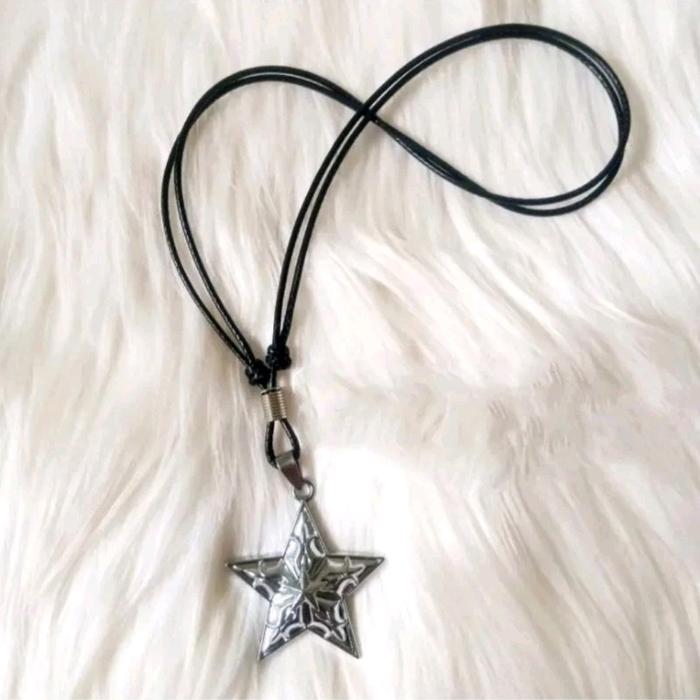 Gambar Kalung Tali Hitam Pria Wanita Liontin Bintang 3 warna Terbaru Terlaris - Silver, All Size dari TiLanzo Store undefined Tokopedia
