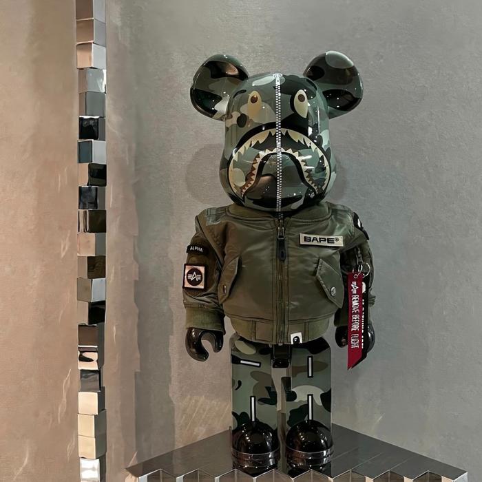 Gambar Koleksi Pajangan Rumah Figure / Bearbrick X Bape 1000% 2754 - alpha dari Zona Decor &amp; Living undefined Tokopedia