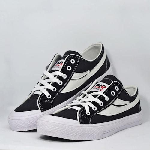 Gambar Sepatu Pria Slip On Sepatu Cowok Keren Kekinian O3572 Bunda Yanti - Hitam, 41 dari Bunda Yanti undefined Tokopedia