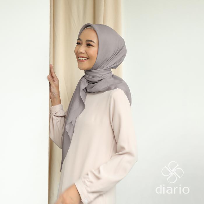 Gambar Hijab Wanita Sahara LC Plain Scarf Voal Diario - Griss LC dari Diario undefined Tokopedia