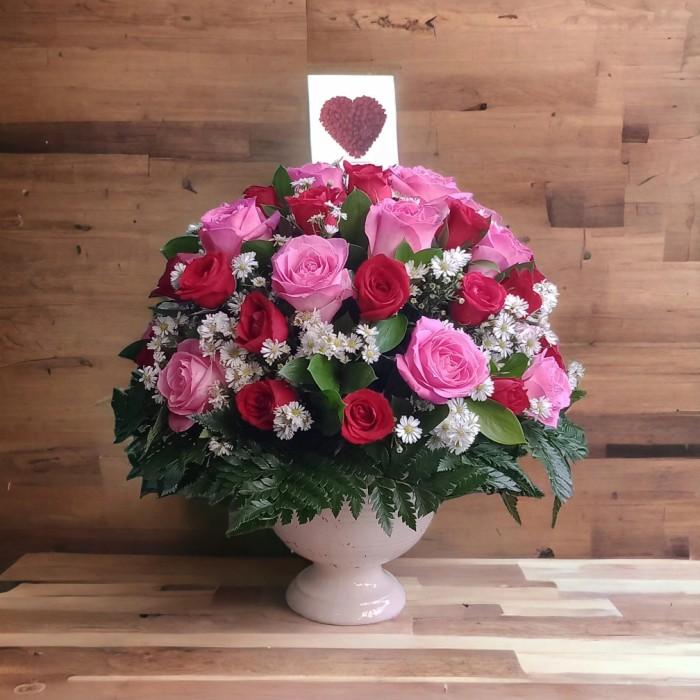 Gambar Rangkaian Bunga Meja fresh mawar merah mix mawar pink tua sangat cocok untuk hadiah ulang tahun dari PT FRESH CUT FLOWER undefined Tokopedia