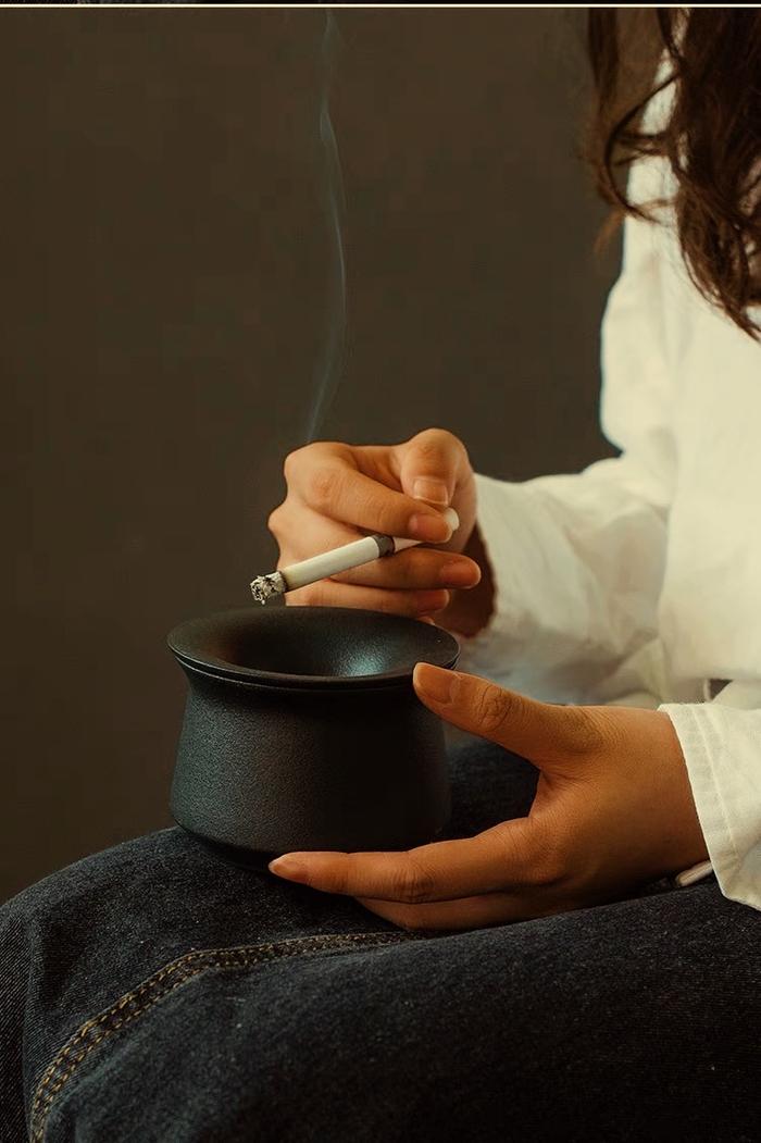 Gambar Moritz Frosted Porcelain Ashtray - Noir dari Sula Living undefined Tokopedia