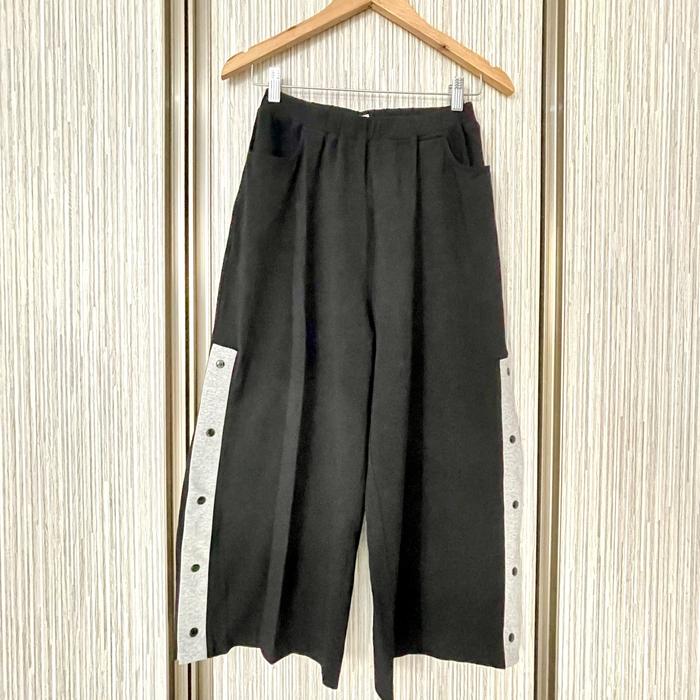 Gambar Preloved Celana Kulot 7/8 Wanita Bahan Kaos Tebal Halus Pinggang Karet dari LivvieLexi undefined Tokopedia