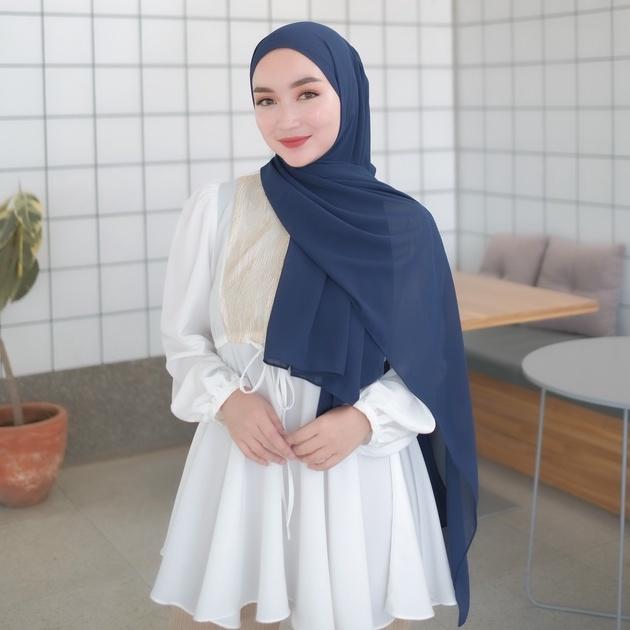 Gambar [COD] Pashmina Ceruty Babydoll 40 Warna | Hijab Jilbab Pasmina/NAVY - NAVY, All Size dari ButikKebayaModis undefined Tokopedia