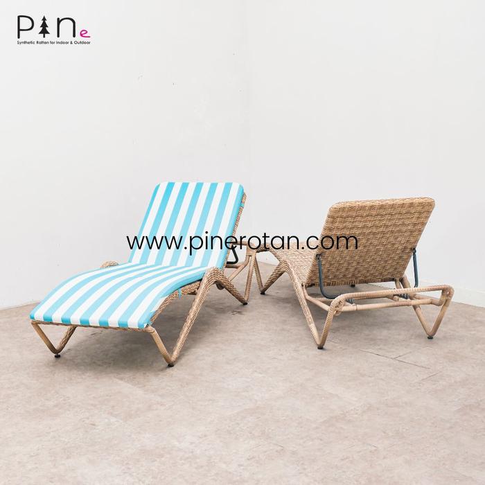 Gambar Kursi Kolam Renang Pantai + 1 Meja Pine Rotan Sintetis Dengan Cushion - Dengan cushion dari Pine Rotan Jogjakarta undefined Tokopedia