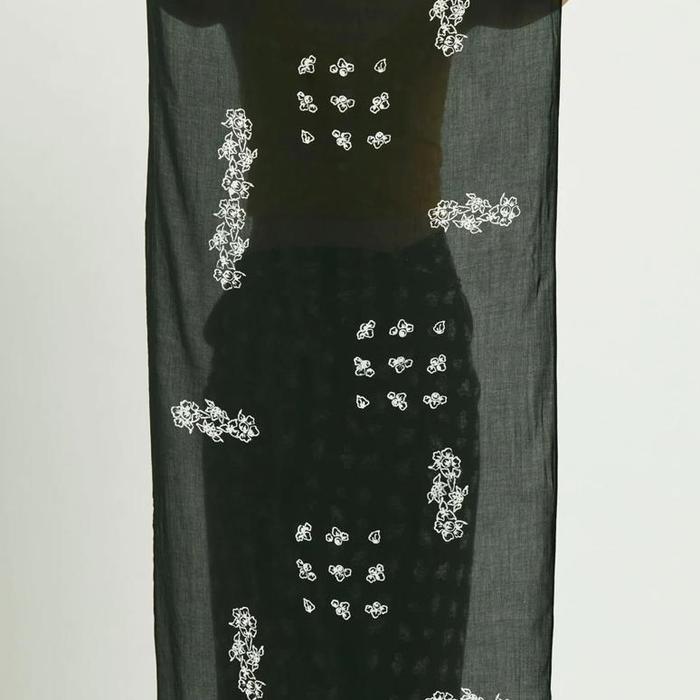 Gambar promo Selendang Untaian Bunga Pencar Hand Stamped Batik Tencel Organic - Hitam dari SPshp undefined Tokopedia