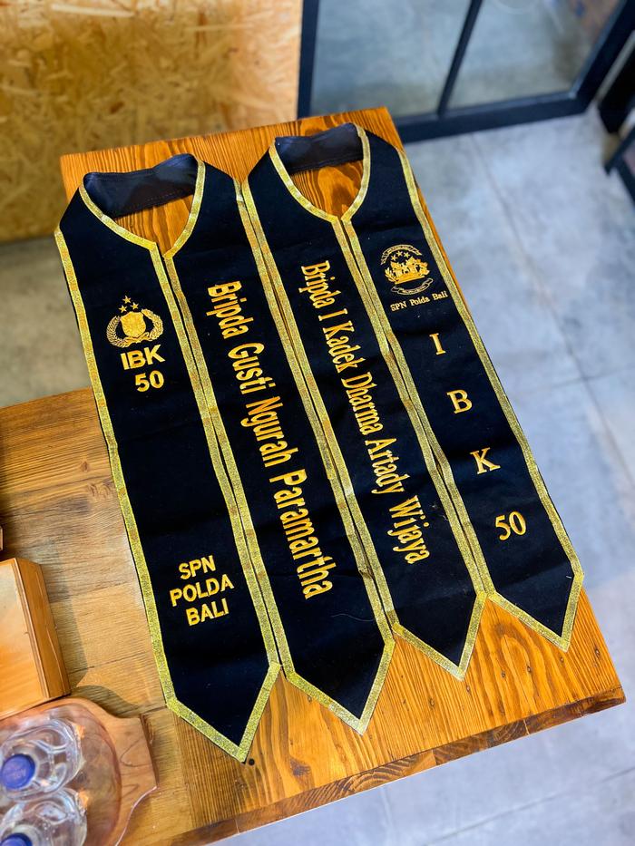 Gambar SELEMPANG KELULUSAN MODEL GANTUNG / KALUNG - Navy, Pita Gold dari Sekala Satuan Bali undefined Tokopedia