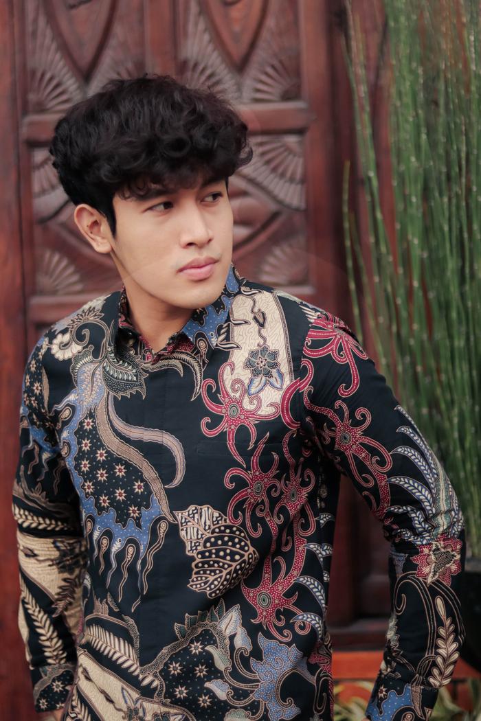 Gambar Batik Couple Pria dan Wanita Set Pasangan Slimfit Motif Raven Black - PRIA PANJANG, S dari Batik Bule undefined Tokopedia
