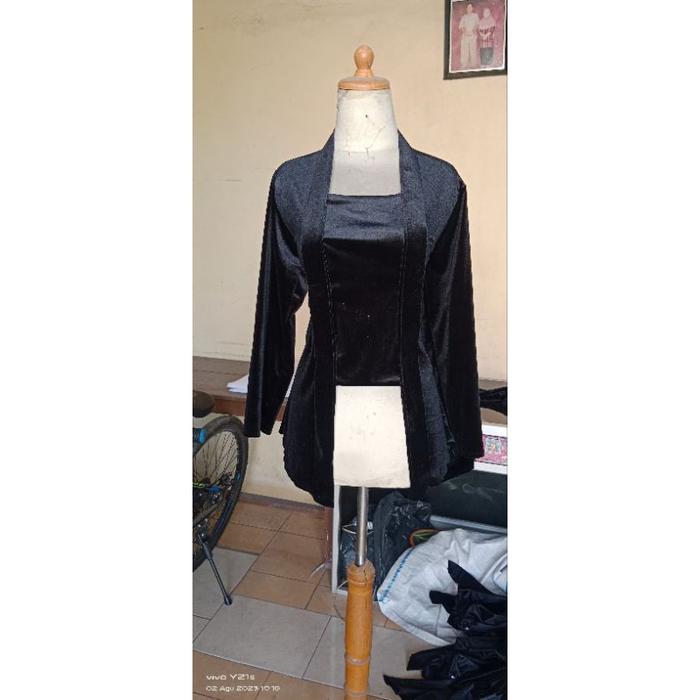 Gambar kebaya bludru kutu baru polos - terakota, M dari Azura-kebaya undefined 2 Tokopedia