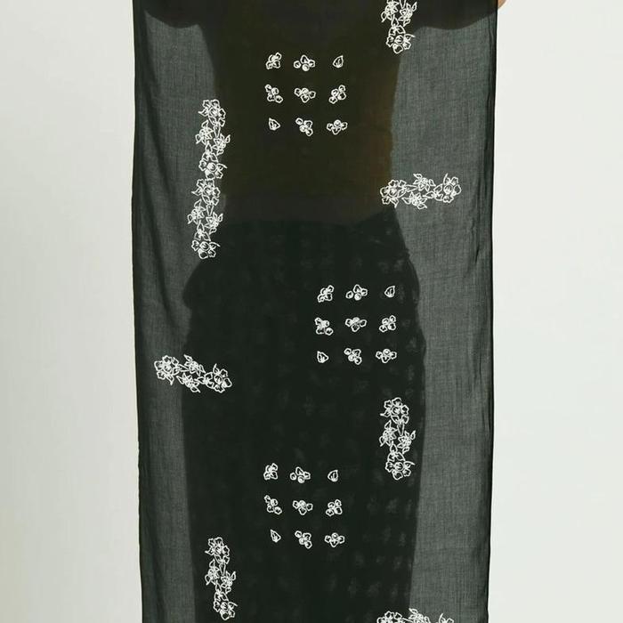 Gambar SB Selendang Untaian Bunga Hand Stamped Batik Tencel Organic - Hitam dari Miku Shop88 undefined Tokopedia