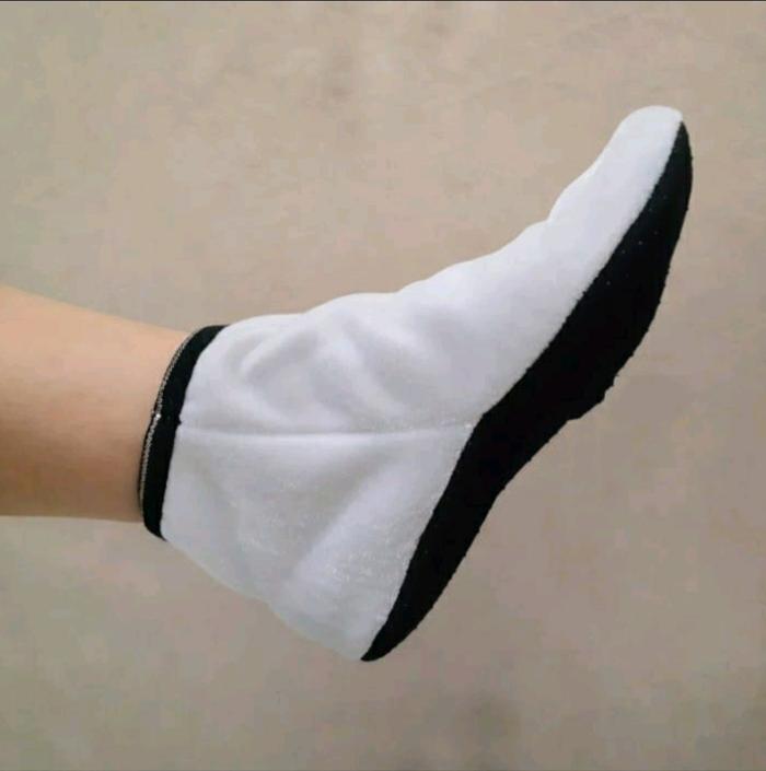 Gambar kaos kaki tawaf putih wanita anti slip / perlengkapan haji umroh dari MadinaHajjUmroh undefined Tokopedia