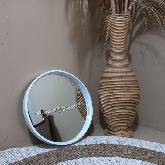 Gambar Cermin Bulat Minimalis, Kaca Cermin Make Up 40 cm Frame Hitam - Putih dari kaligrafi jepara93 undefined Tokopedia