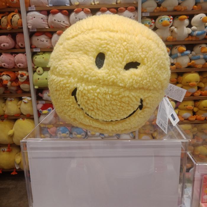 Gambar MINISO SmileyWorld Collection Round Plush Toy - Boneka Smiley Bulat dari jastipsripilan undefined Tokopedia