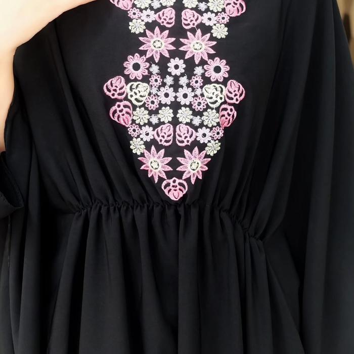 Gambar Kaftan putih/Kaftan hitam - Hitam pink dari Queen_Batik undefined Tokopedia