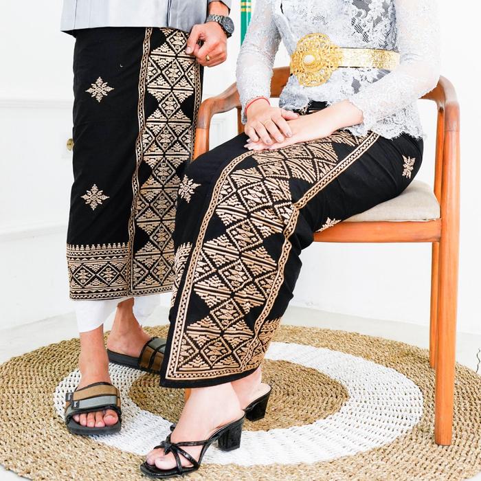 Gambar Kain Bali couple kamen saput udeng pakaian adat bali laksmi busana - Hitam dari Bali Laskmi Busana undefined Tokopedia