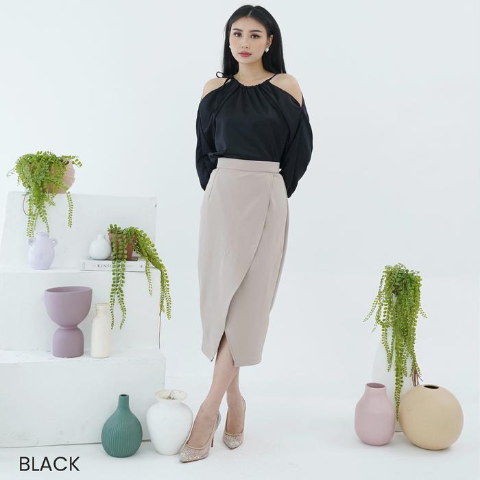 Gambar Atasan Cut Off Satin Gridia - Black dari TOPP SELLER undefined Tokopedia