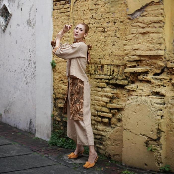 Gambar NUUUN BATIK SET WANITA BLOUSE LARASATI SERIES dari Nuuun Batik undefined Tokopedia