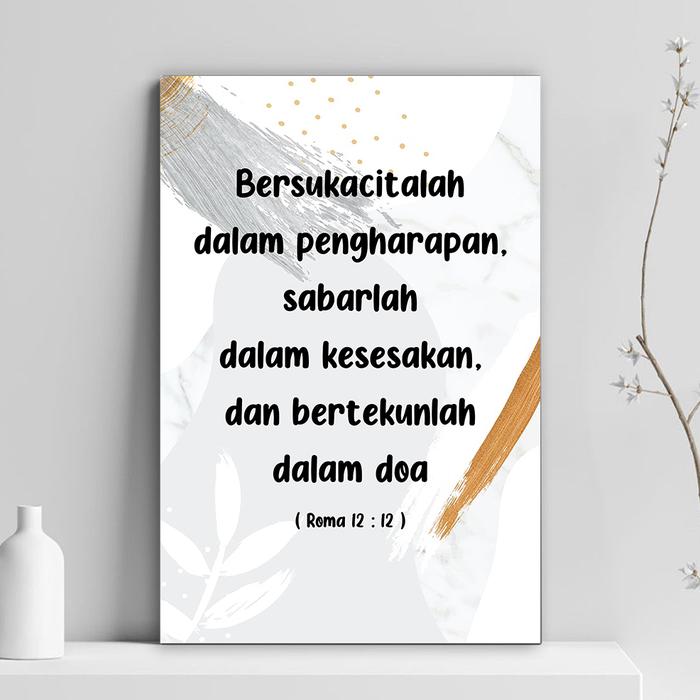 Gambar poster kayu hiasan dinding rohani kutipan ayat alkitab roma 12:12 dari FITOBI undefined Tokopedia