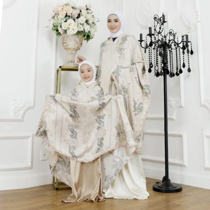 Gambar Ell Rumi Shop/Mukena 2in1 Armany Silk Couple Ibu Dan Anak - Cream, All Size dari ELL-RUMI SHOP undefined Tokopedia
