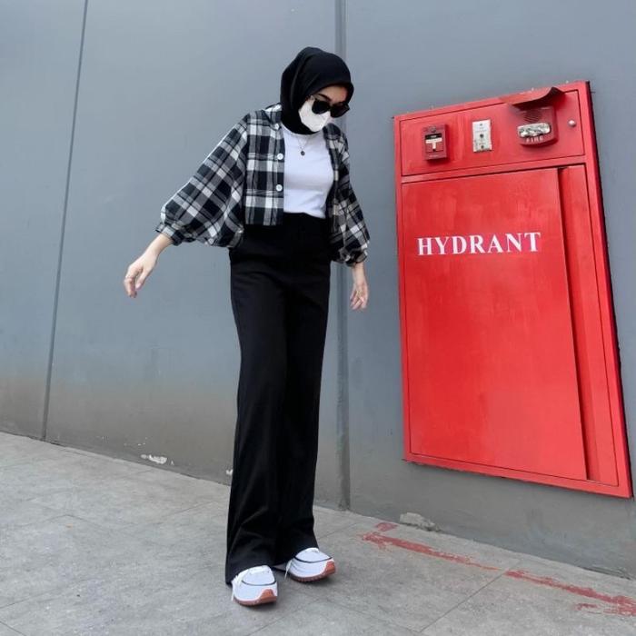 Gambar CELANA KULOT JEANS WANITA BOYFRIEND DENIM MODEL HIGHWAIST LOOSE - Hitam, 27 dari Gudang.Shoes_LRA undefined Tokopedia