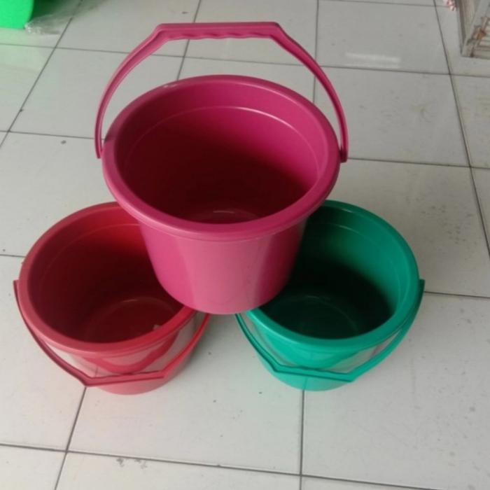Gambar Ember Plastik Gagang Warna Polos/Tutup Ember Serbaguna Ember Mandi - 3Gl Tanpa tutup dari Sumberaren123 undefined Tokopedia