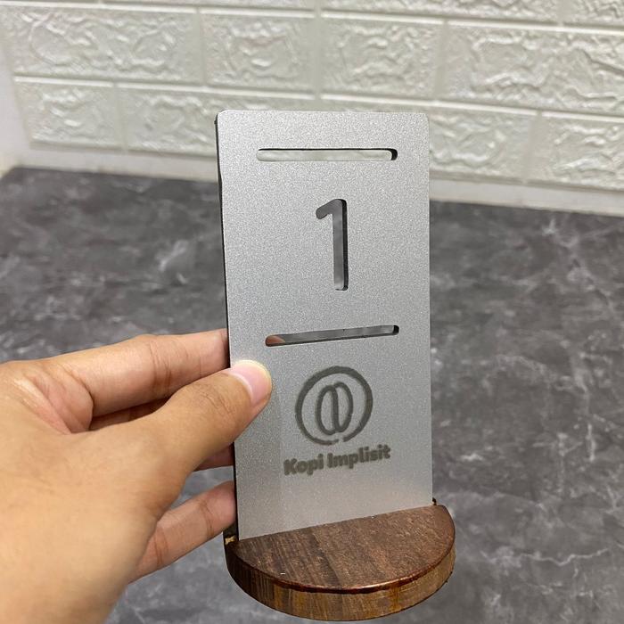 Gambar Nomor Meja Penanda Meja Standing Tag Meja Resto Cafe (Grafir Logo) - Silver Logo dari Makerlab Indonesia undefined Tokopedia