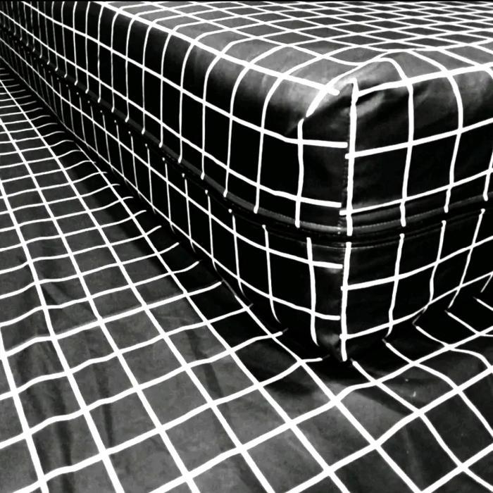 Gambar Sarung kasur busa Resleting motif kotak estetik hitam uk90/120/160/180 - KOTAK HITAM, 90x200 dari DANI BEDDING STORE undefined Tokopedia