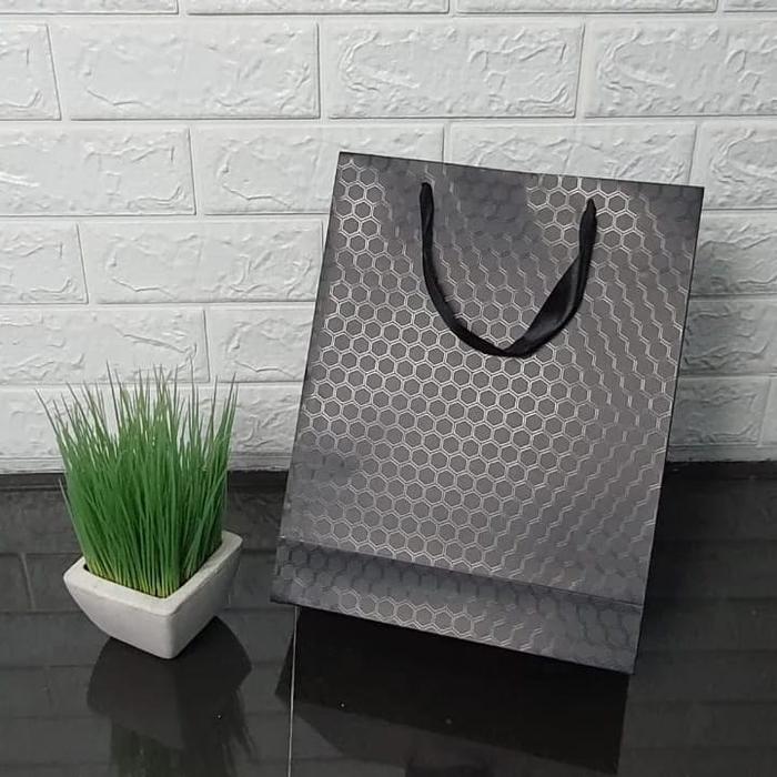 Gambar Paperbag Premium Spot UV Doff Uk. 25 x 9 x 32 cm - Hitam dari Duspak undefined Tokopedia