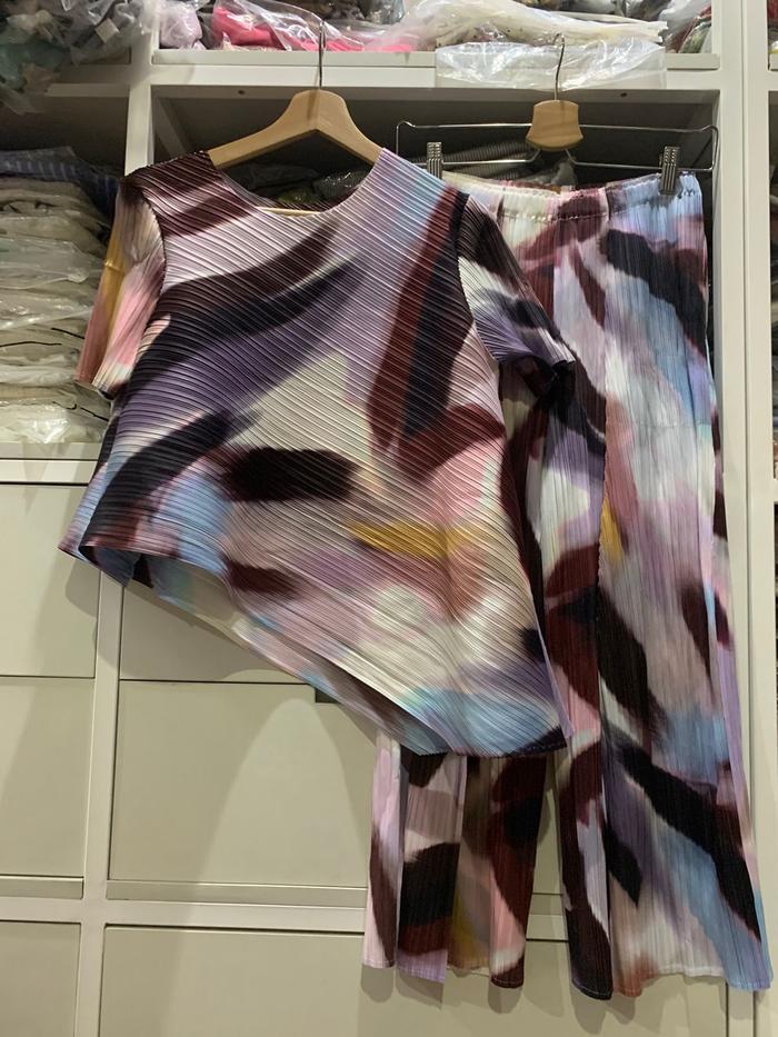 Gambar Premium Pleats Set Blouse + Culotte Abstract Pattern - Purple dari Prettyinpastel28 undefined Tokopedia