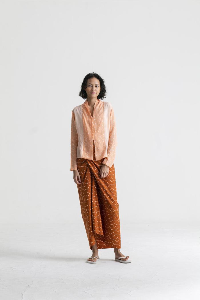 Gambar Kebaya Pendek Onde Lapis - Salmon, ML dari Sejauh Mata Memandang undefined Tokopedia