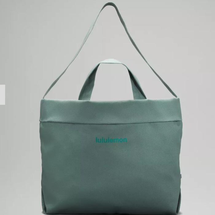 Gambar Lululemon Cotton Canvas Tote Bag 26L - Tidewater Teal dari Babakiwi Shop undefined Tokopedia